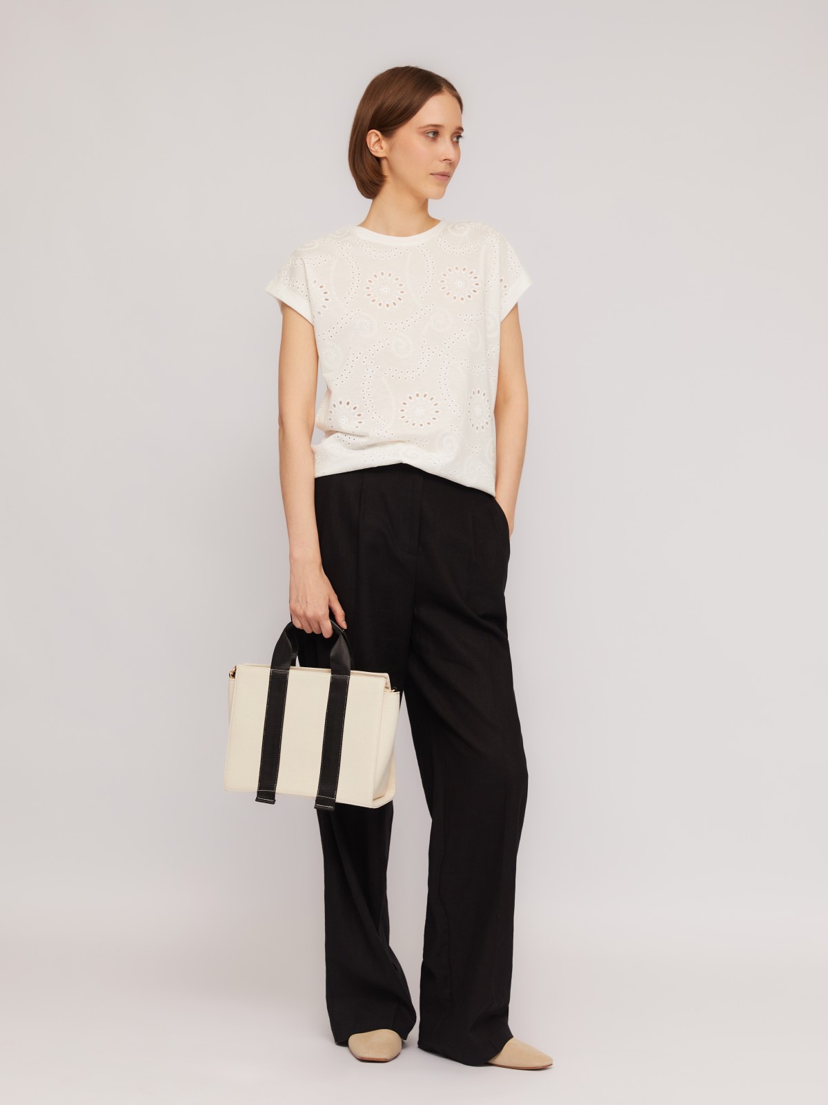 Футболка с вышивкой ришелье