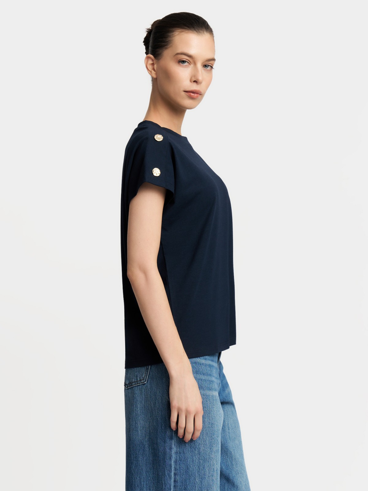 Футболка с металлическим декором