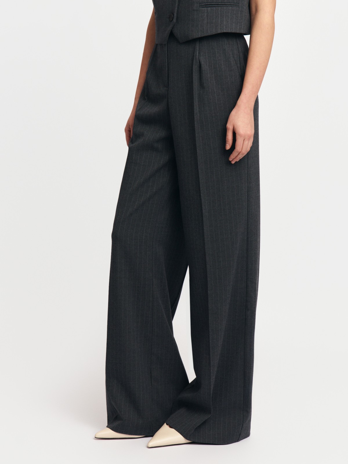 Классические брюки в полоску со стрелками