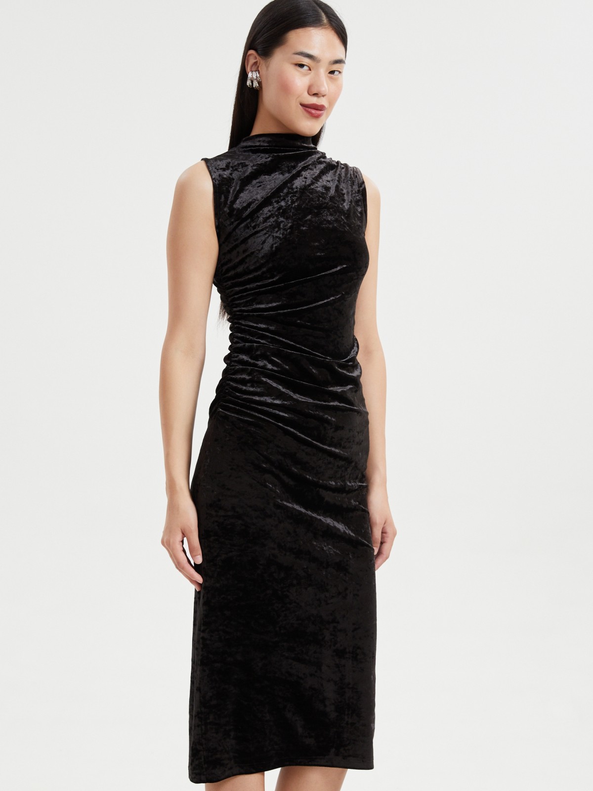 Бархатное платье миди с драпировкой
