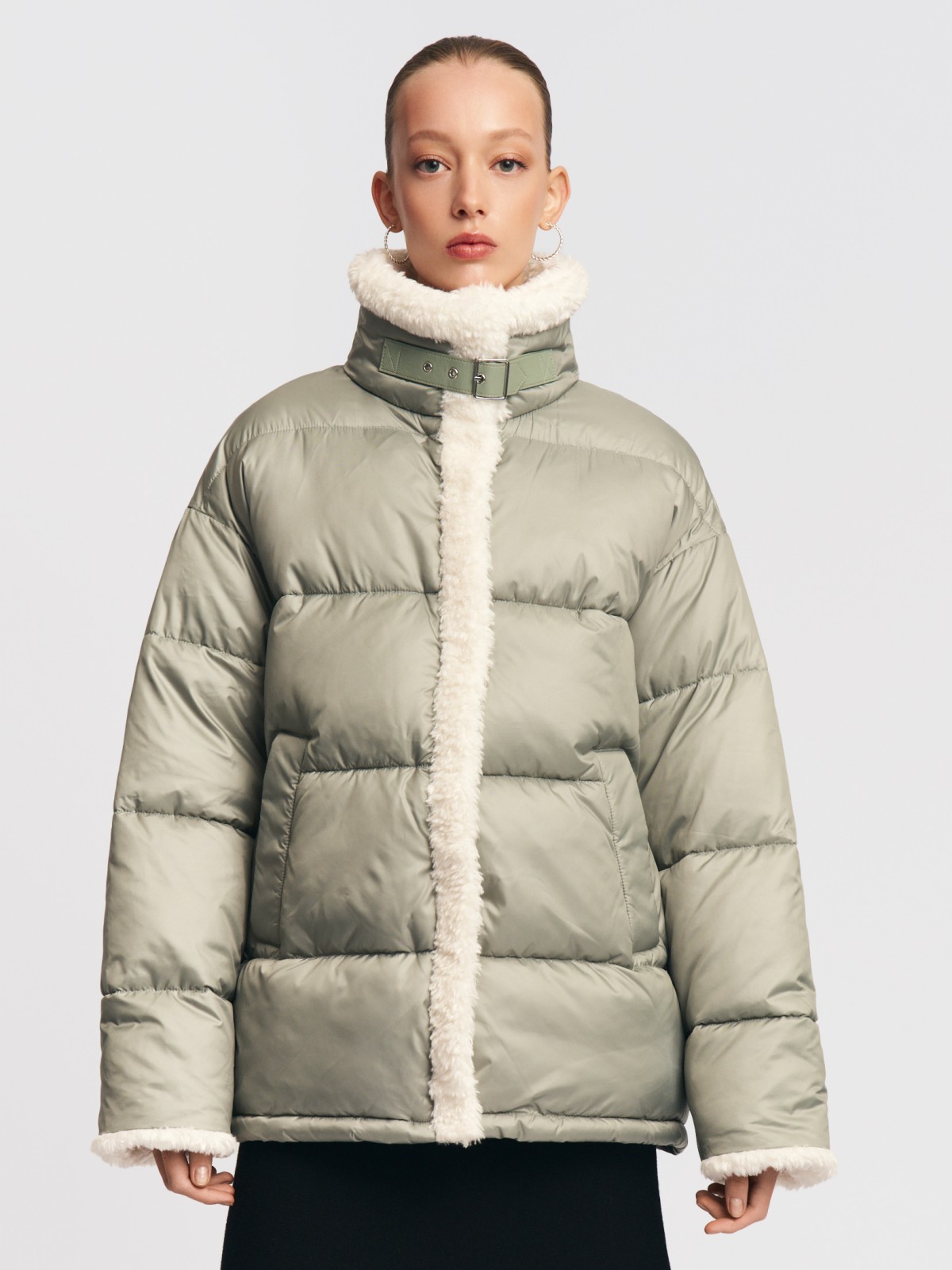 Тёплая стёганая куртка с воротником и отделкой из экомеха