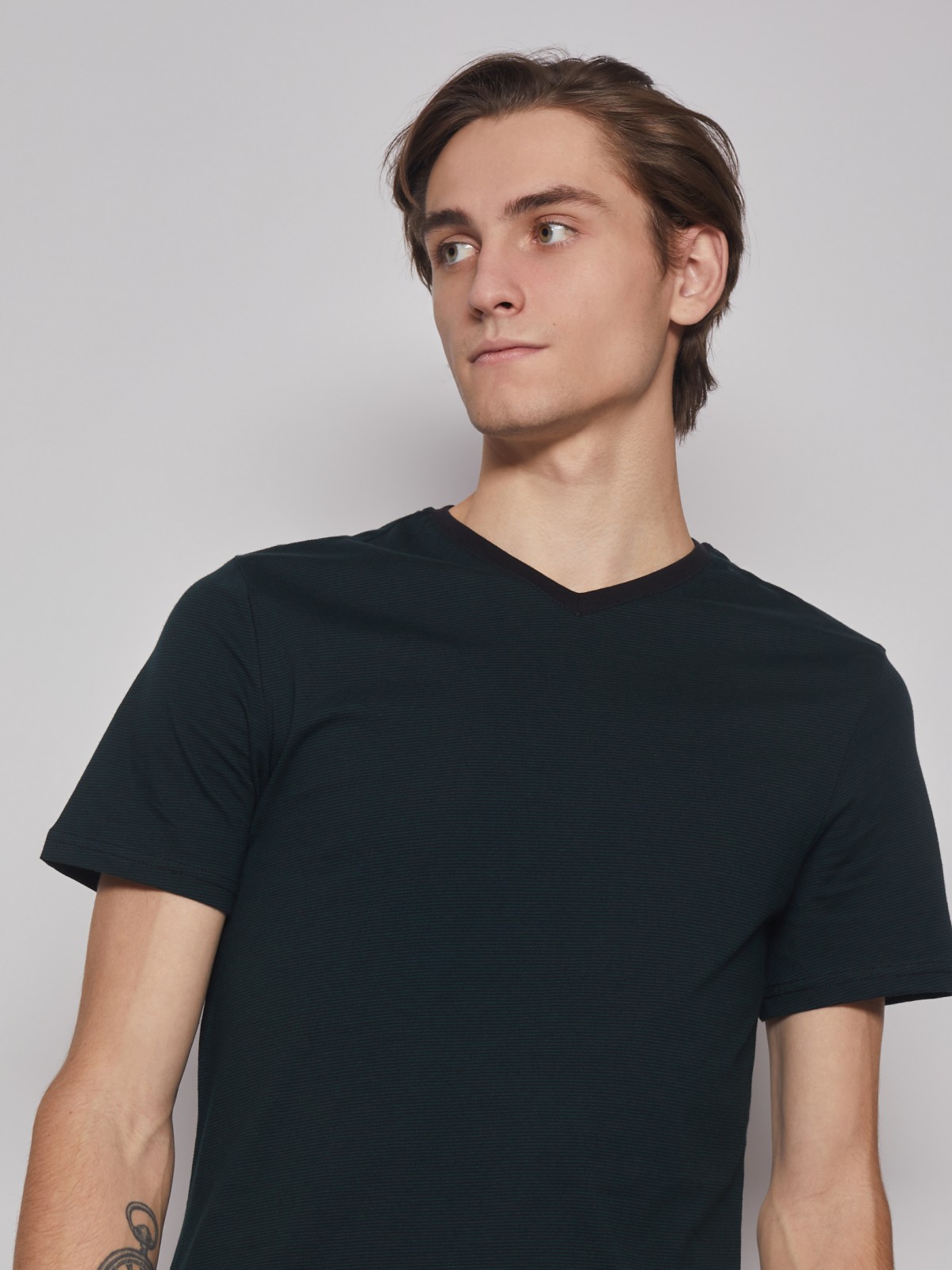 Футболка с треугольным вырезом