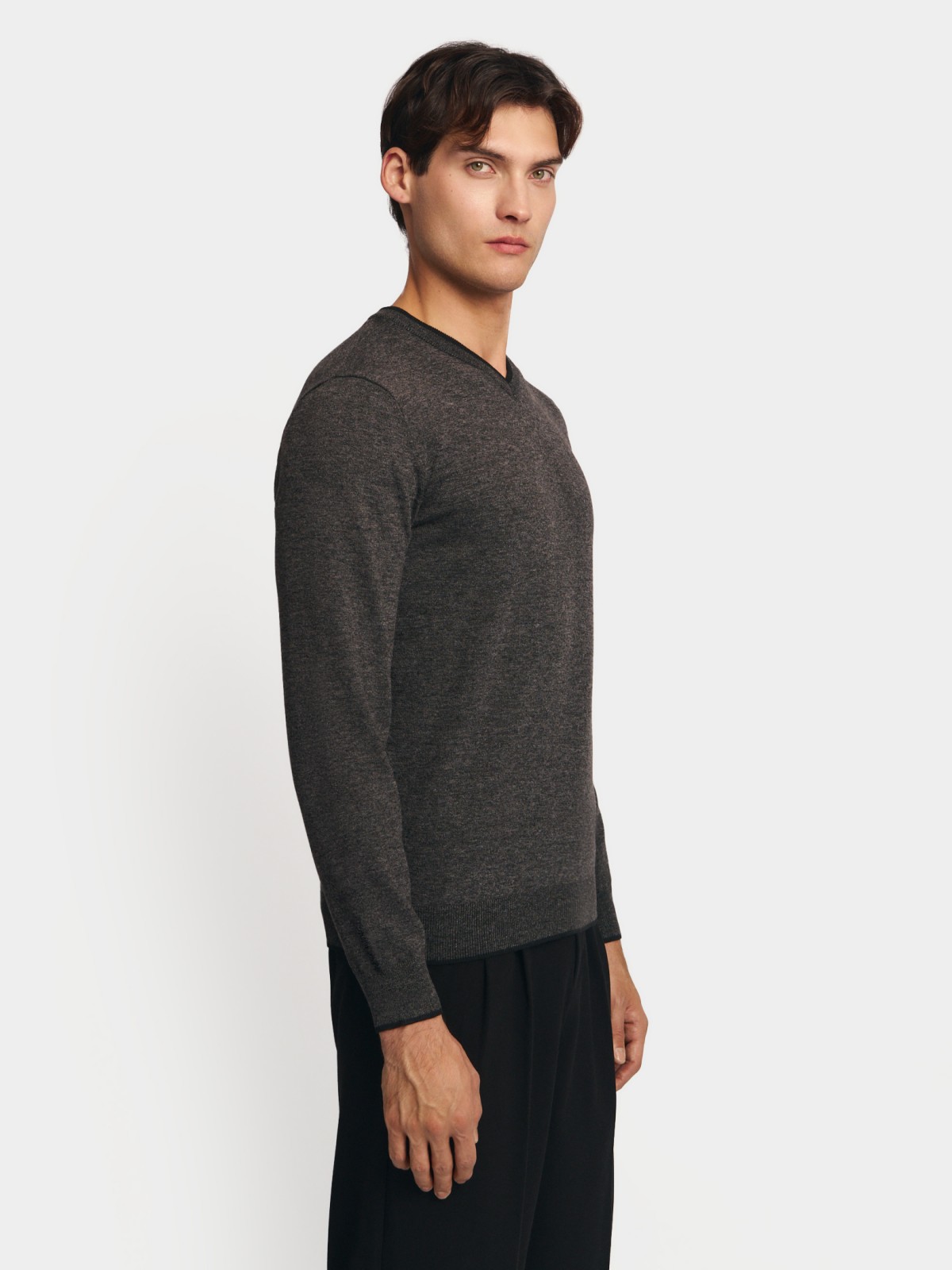 Тонкий трикотажный джемпер с вырезом