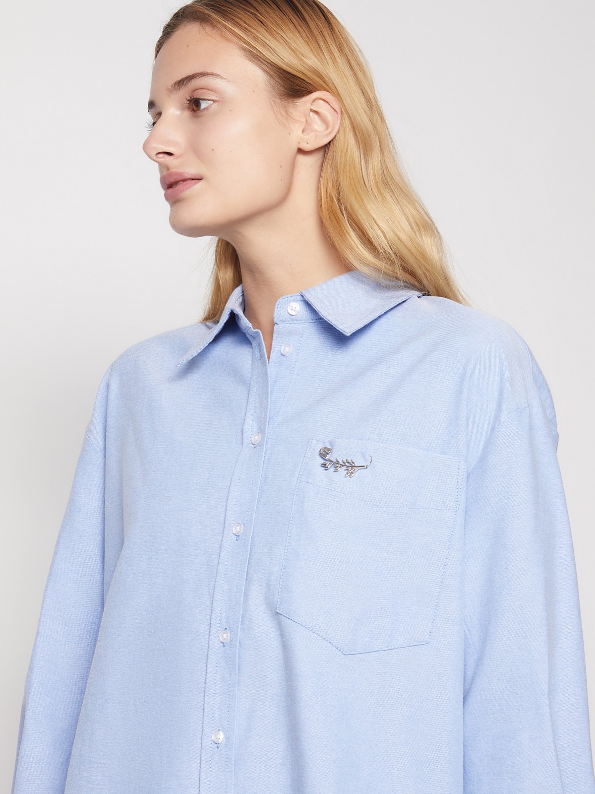 Хлопковая рубашка с брошью zolla 02143114Y011, цвет светло-голубой, размер XS - фото 4