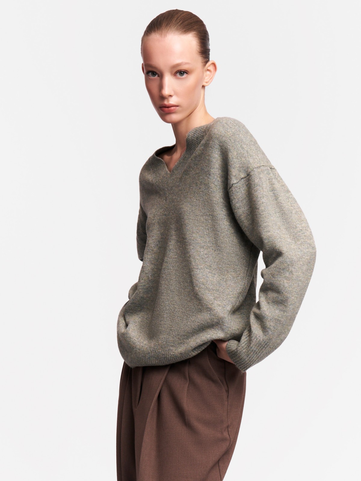 Вязаный пуловер объёмного фасона с вырезом