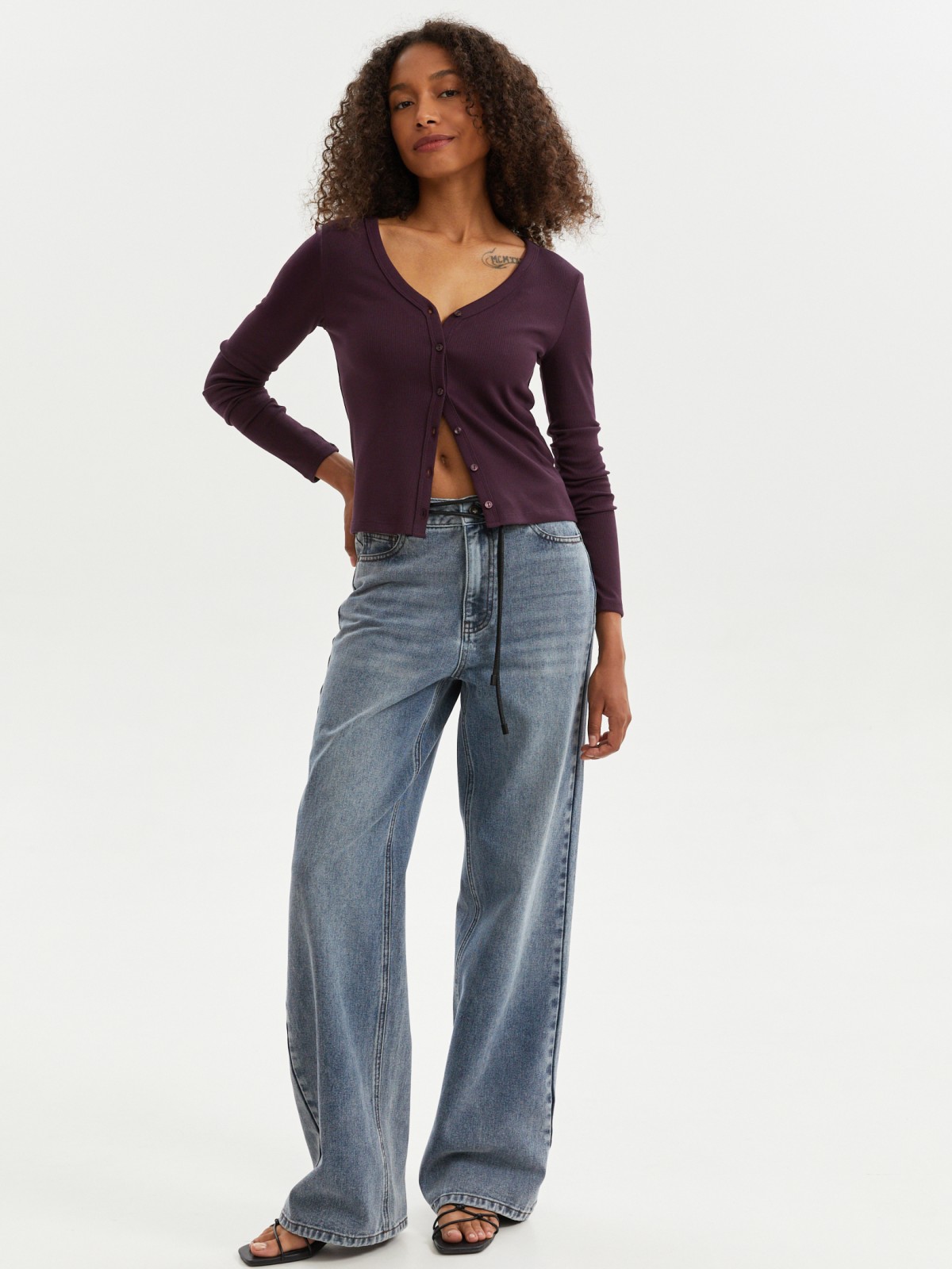 Джинсы силуэта Wide