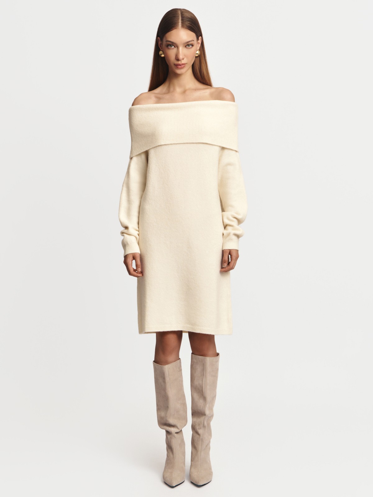 Вязаное платье-джемпер с открытыми плечами
