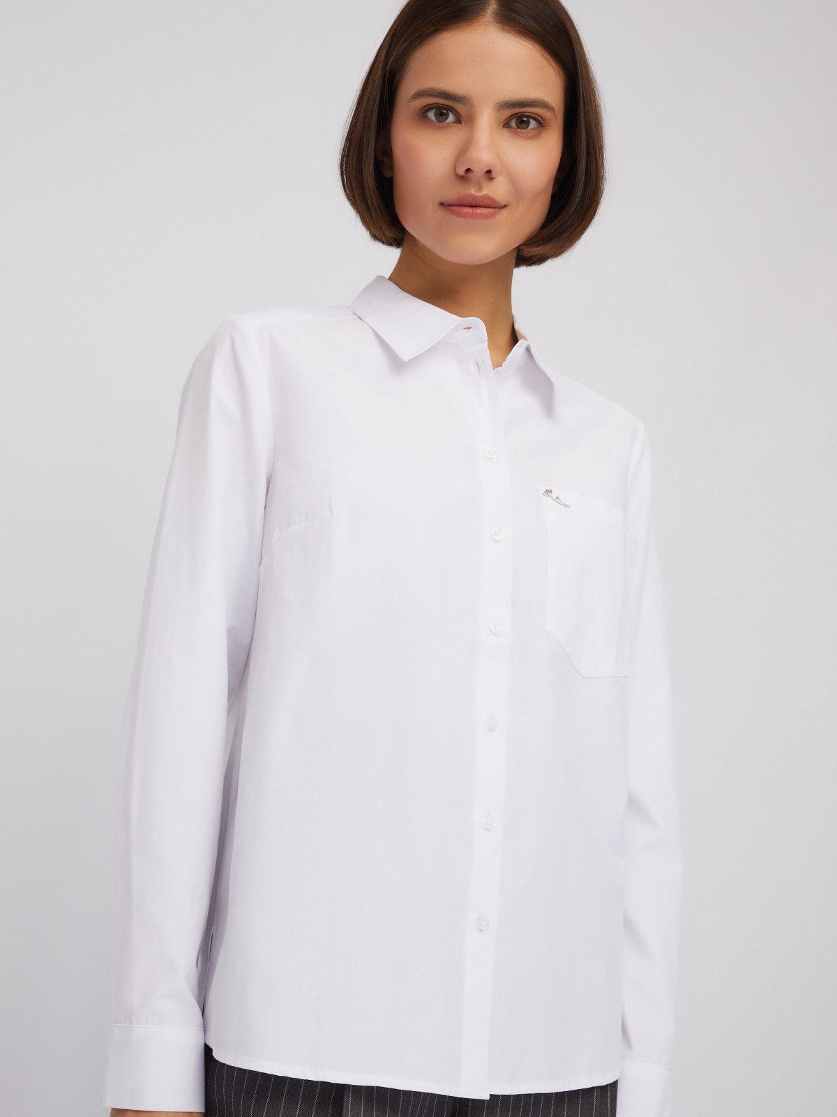 Рубашка прямого силуэта с металлическим значком-нашивкой zolla 02412117Y022, цвет белый, размер XS - фото 4