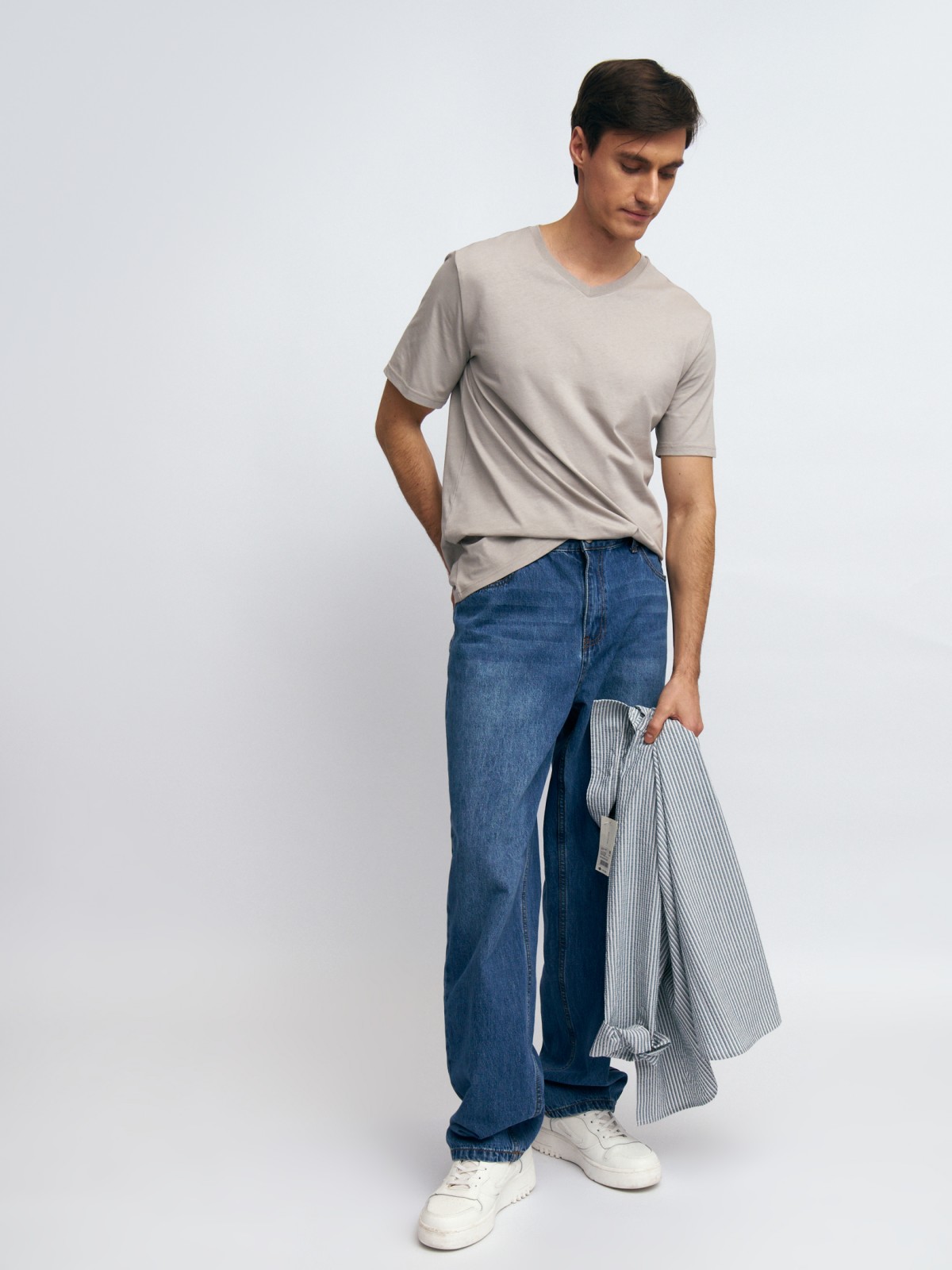 Футболка из хлопка с треугольным вырезом