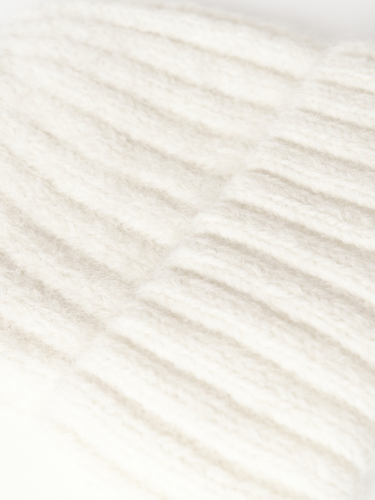 Вязаная шапка-бини с шерстью