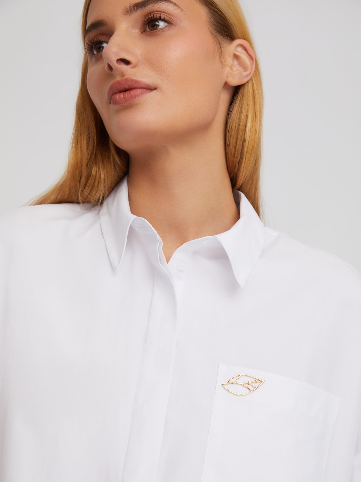 Рубашка оверсайз силуэта с металлическим значком-нашивкой zolla 02411117Y052, цвет белый, размер XXS - фото 5