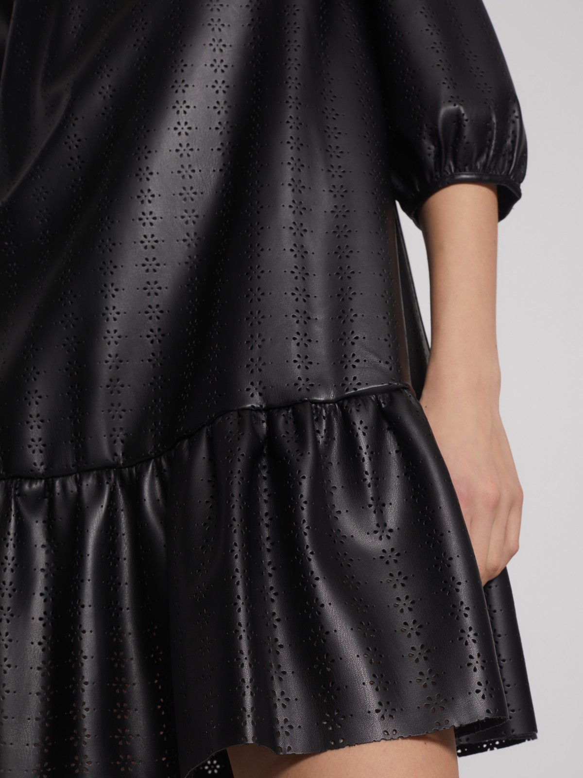 Платье из экокожи с перфорированным узором zolla 222428159131, цвет черный, размер XS - фото 5