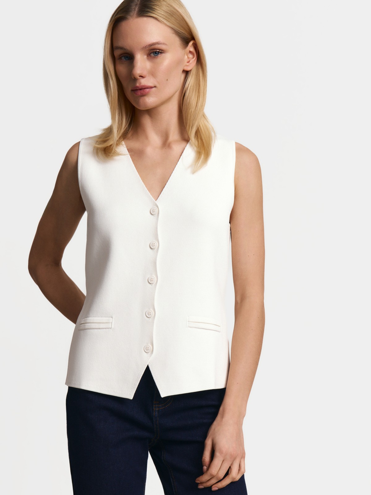 Жакет трикотажный без рукавов 3299₽