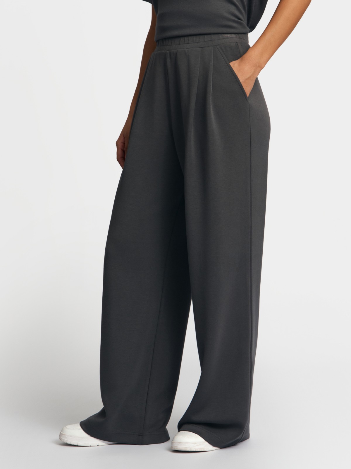 Трикотажные брюки на резинке