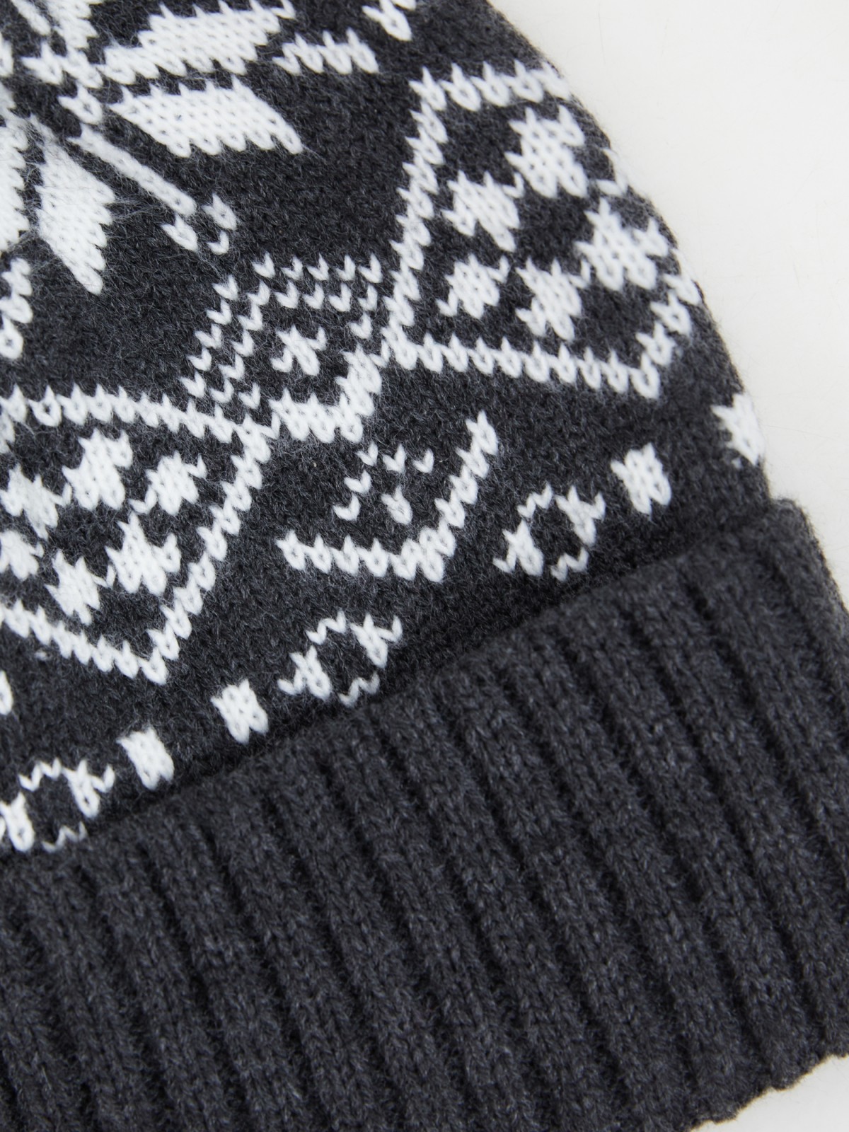 Вязаная шапка с узором и помпоном