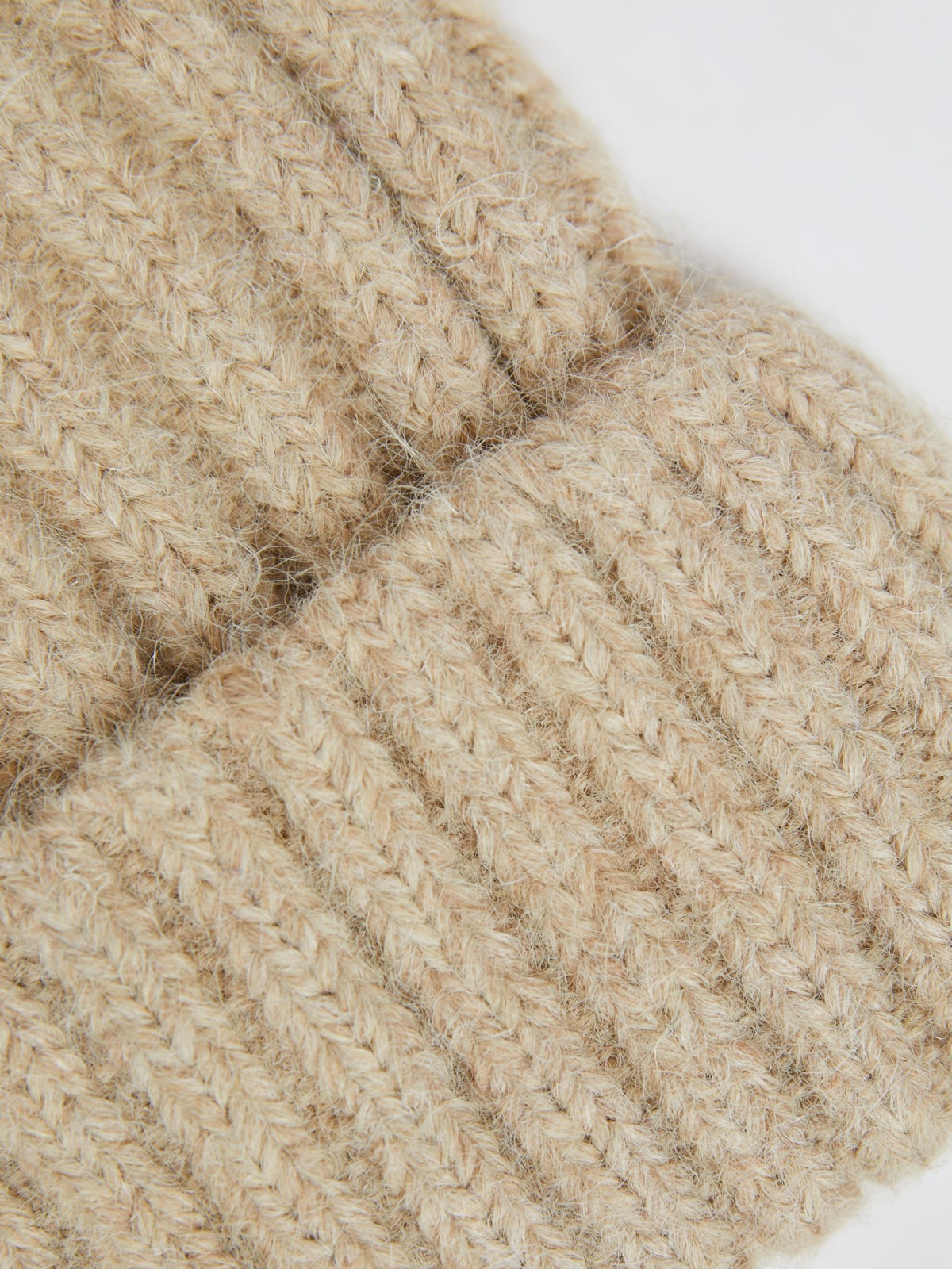 Тёплая вязаная шапка-бини из шерсти с отворотом