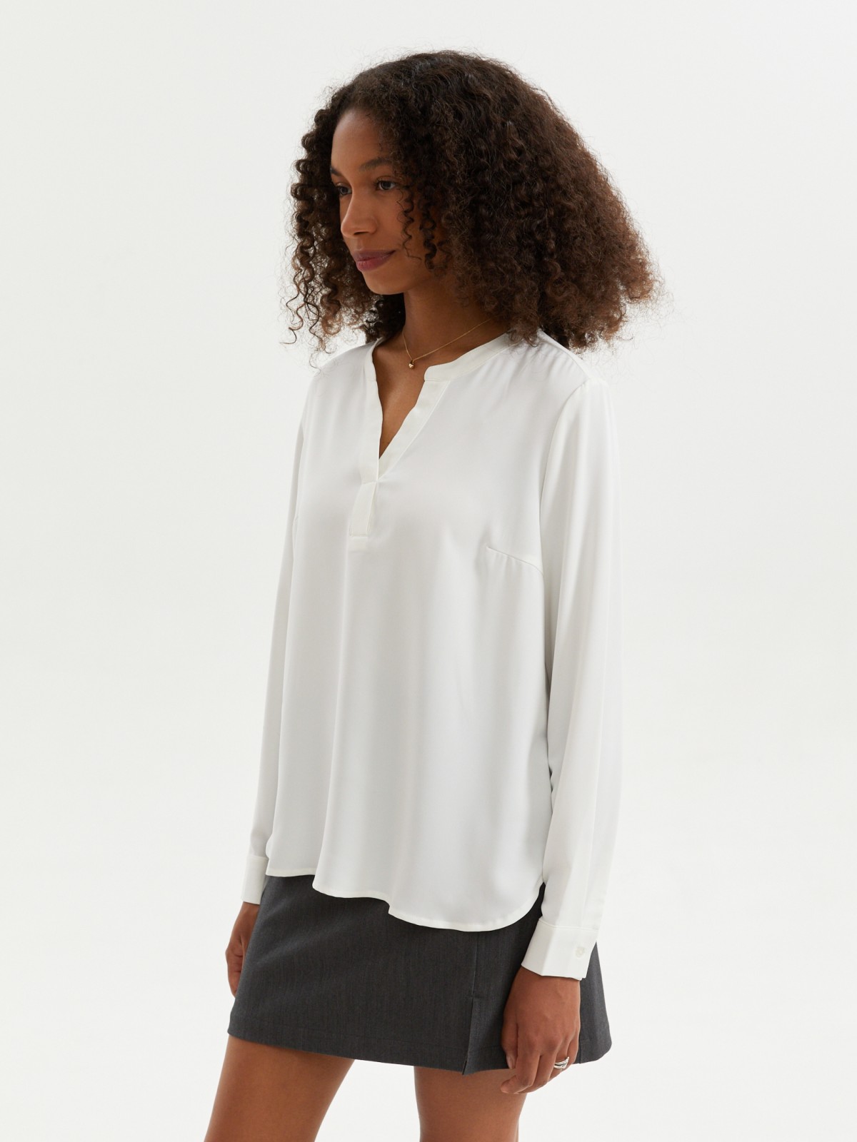 Блузка-рубашка с вырезом на груди