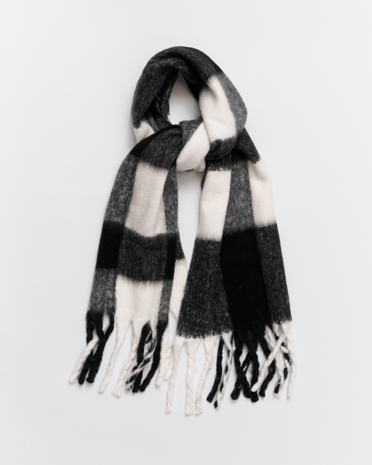 Тёплый шарф в клетку с длинной бахромой