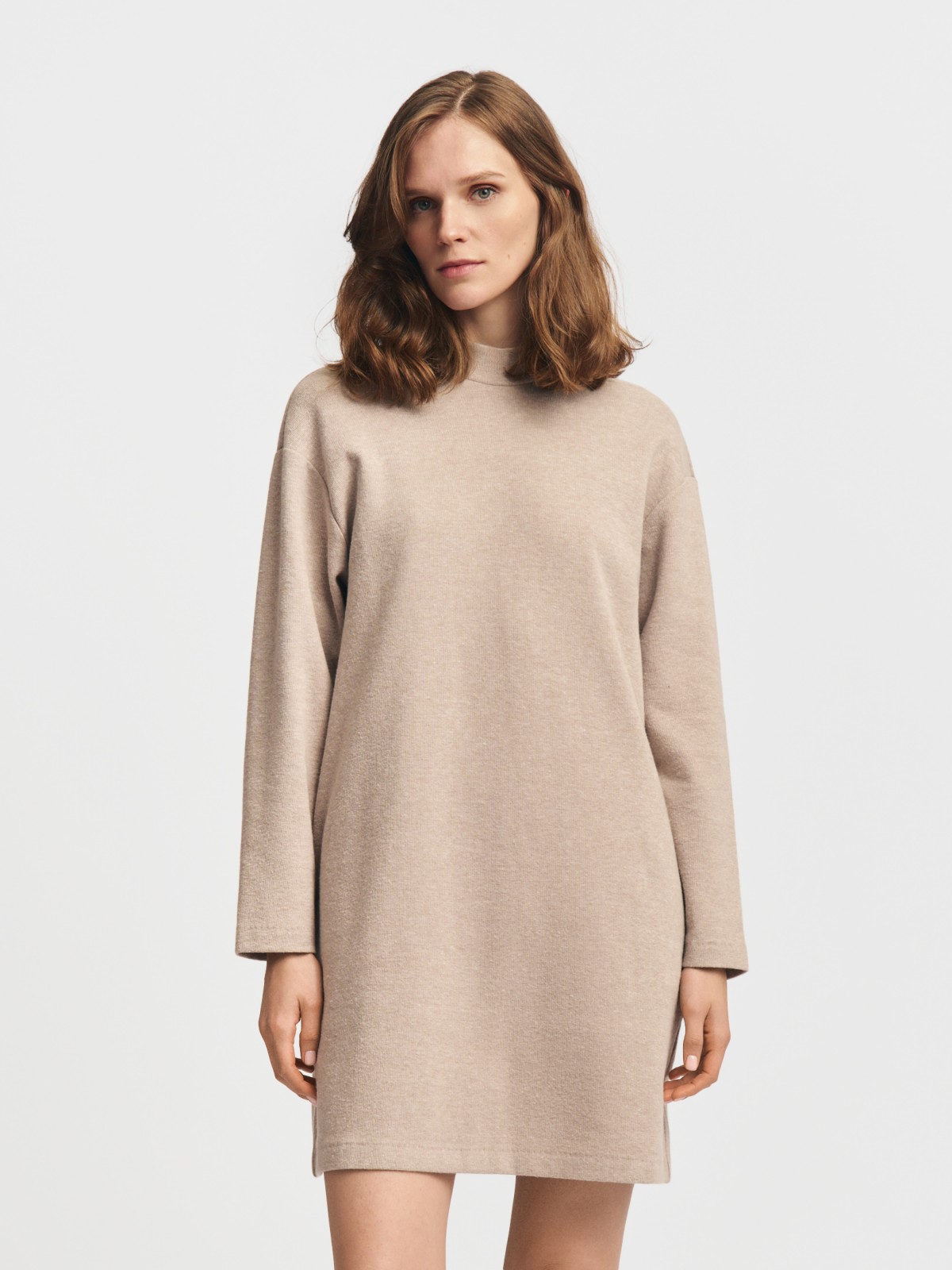 Вязаное платье-свитер с горлом