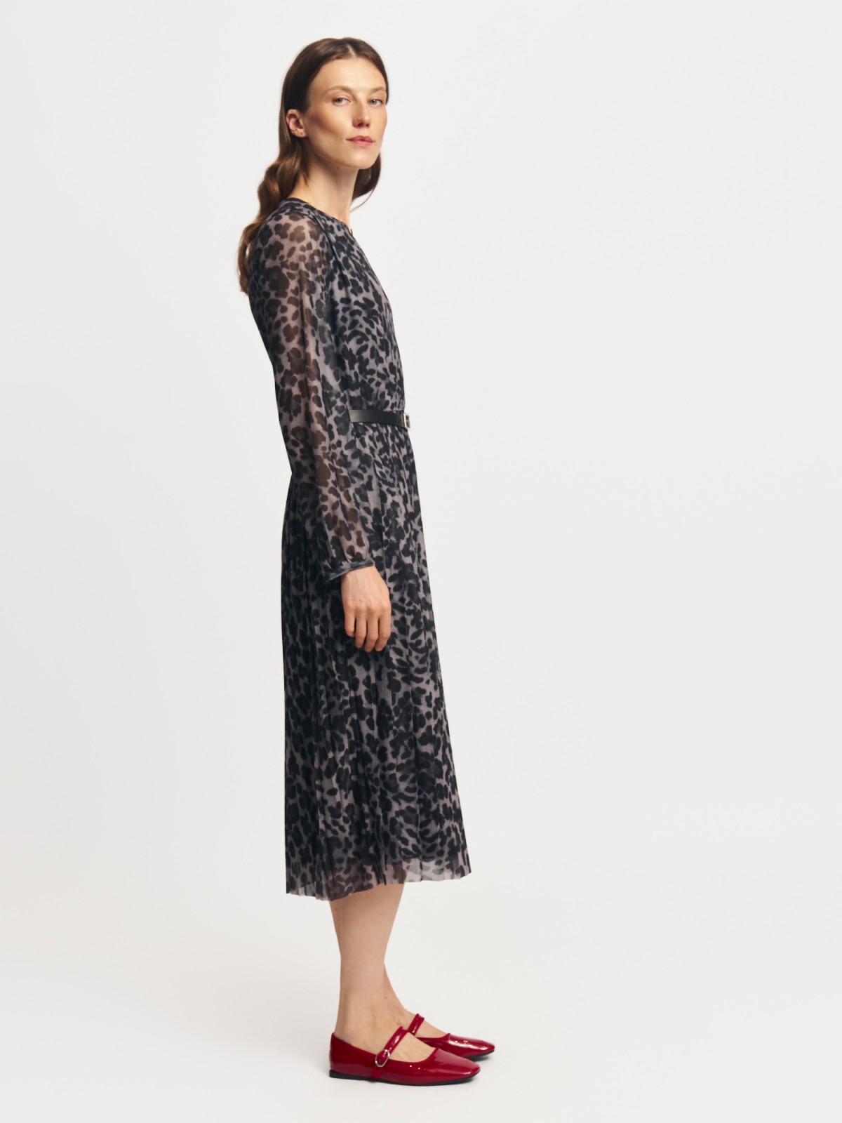 Леопардовое платье миди с плиссировкой и ремнём