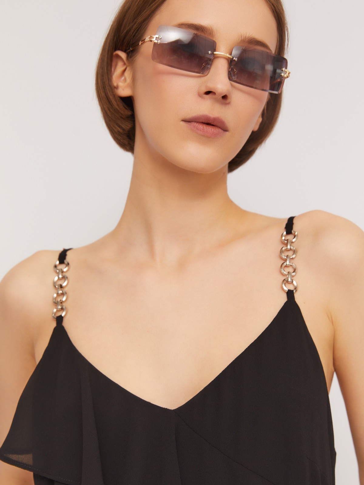 Открытый топ на тонких бретелях с цепочками