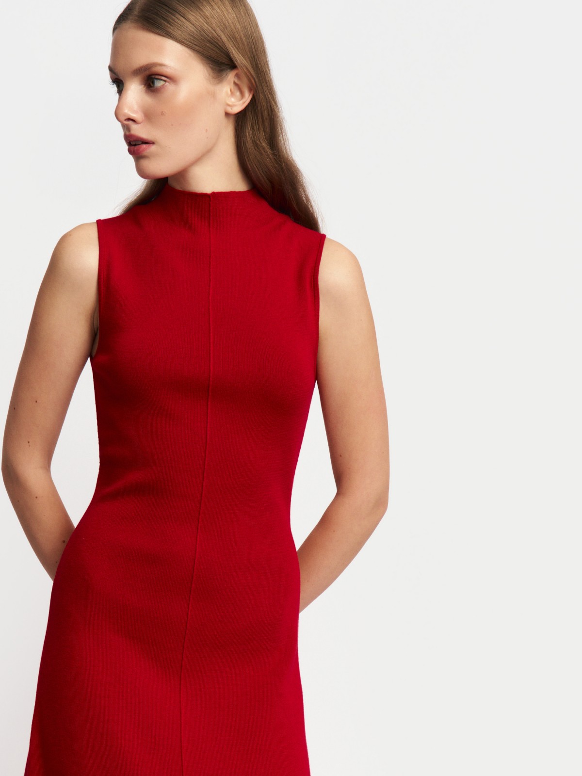 Трикотажное платье макси без рукавов