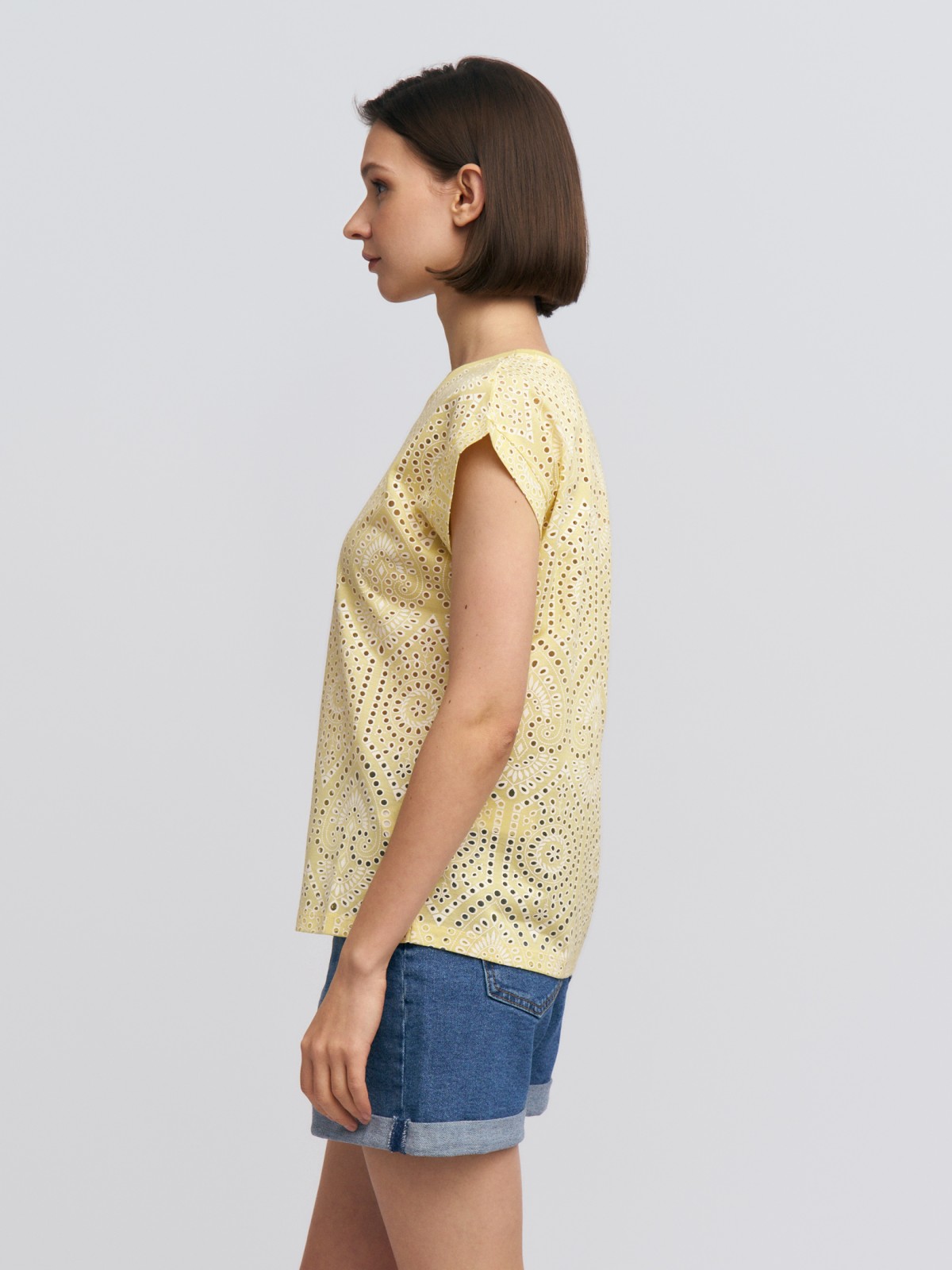 Футболка из вискозы с ажурным узором