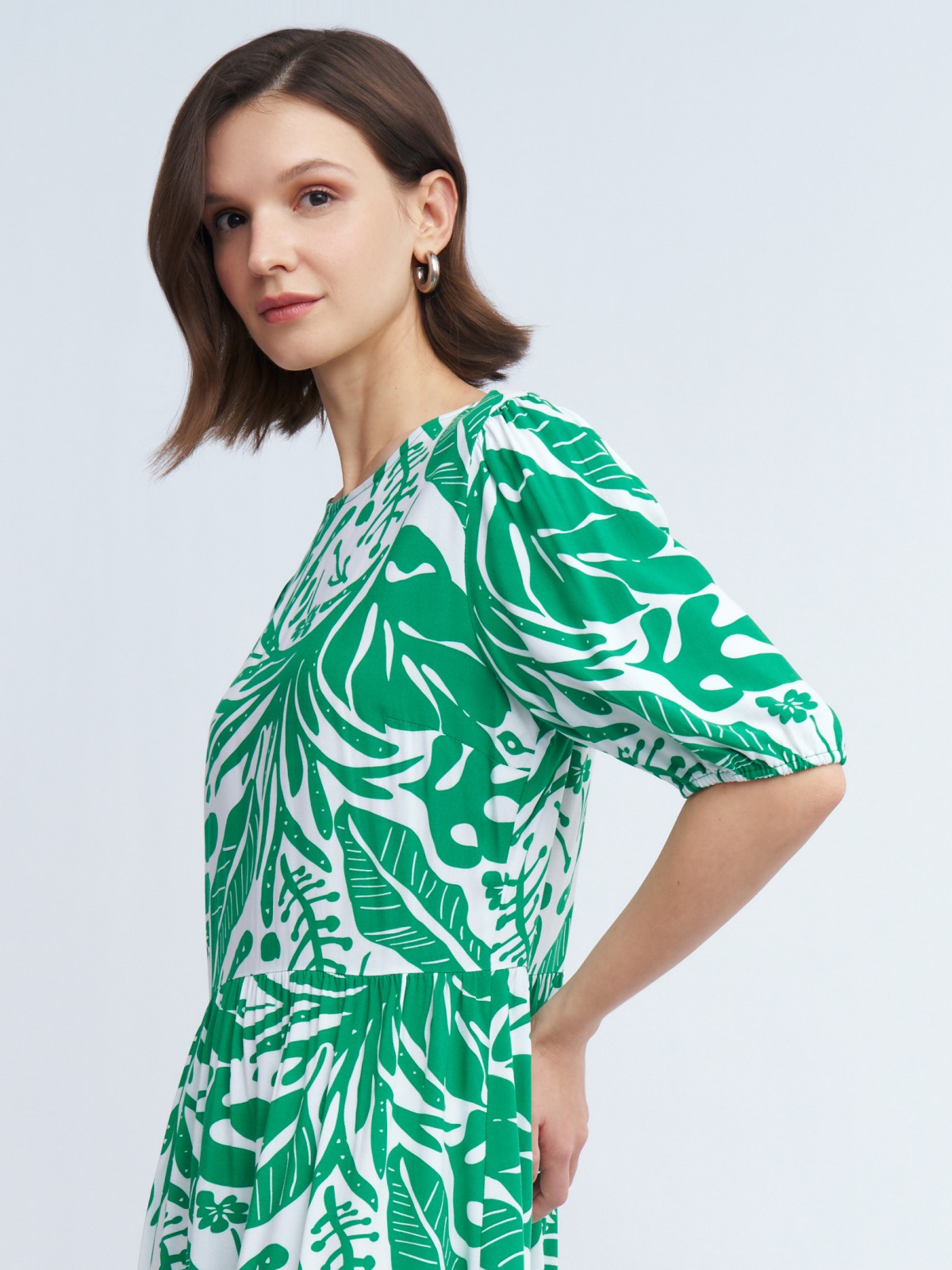 Ярусное платье миди с тропическим принтом