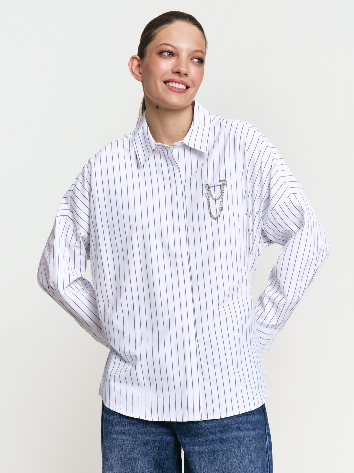 Офисная рубашка в полоску с декоративной брошью