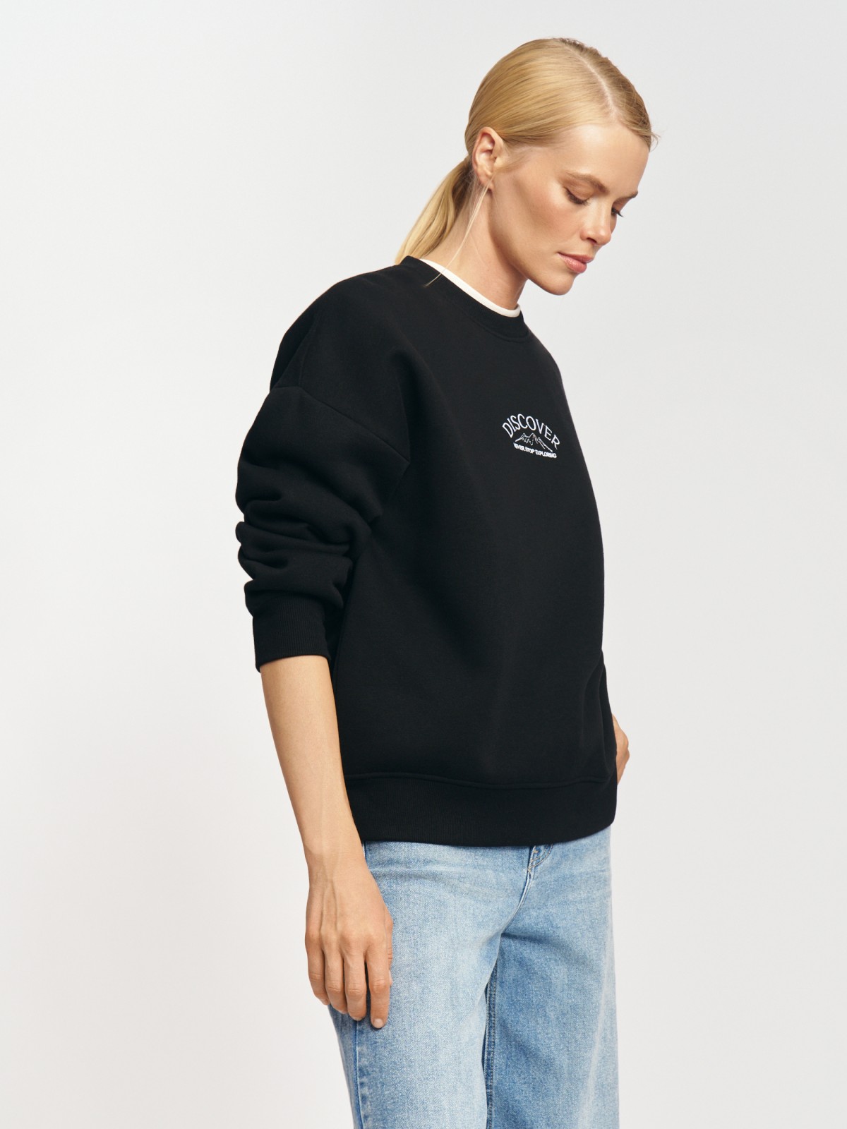 Утеплённый свитшот с вышивкой