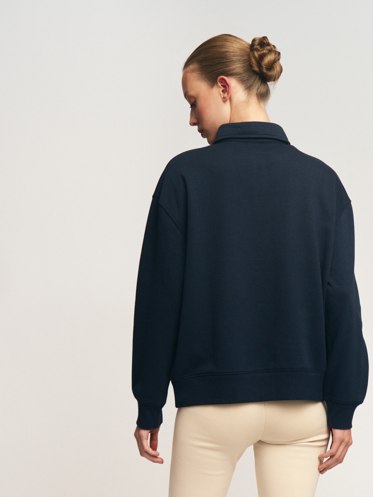 Утеплённый свитшот с воротником поло и надписью