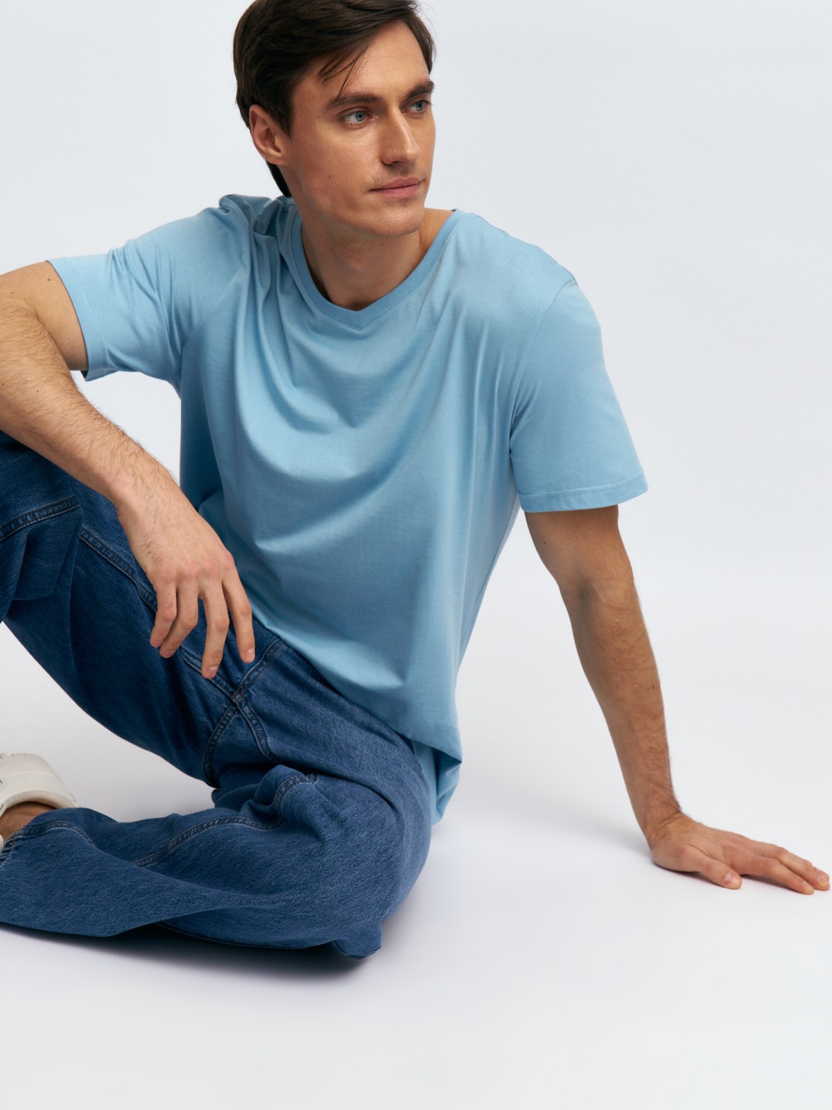 Футболка из хлопка с треугольным вырезом