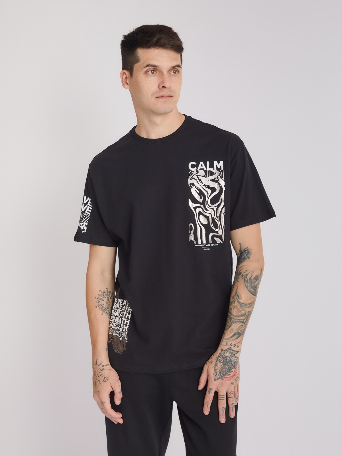 Футболка из хлопка с акцентными принтами