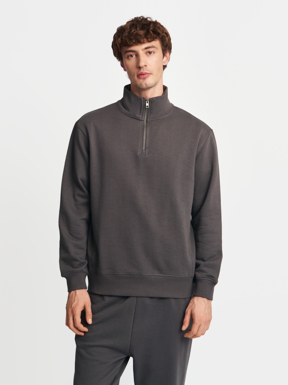 Однотонный свитшот на молнии