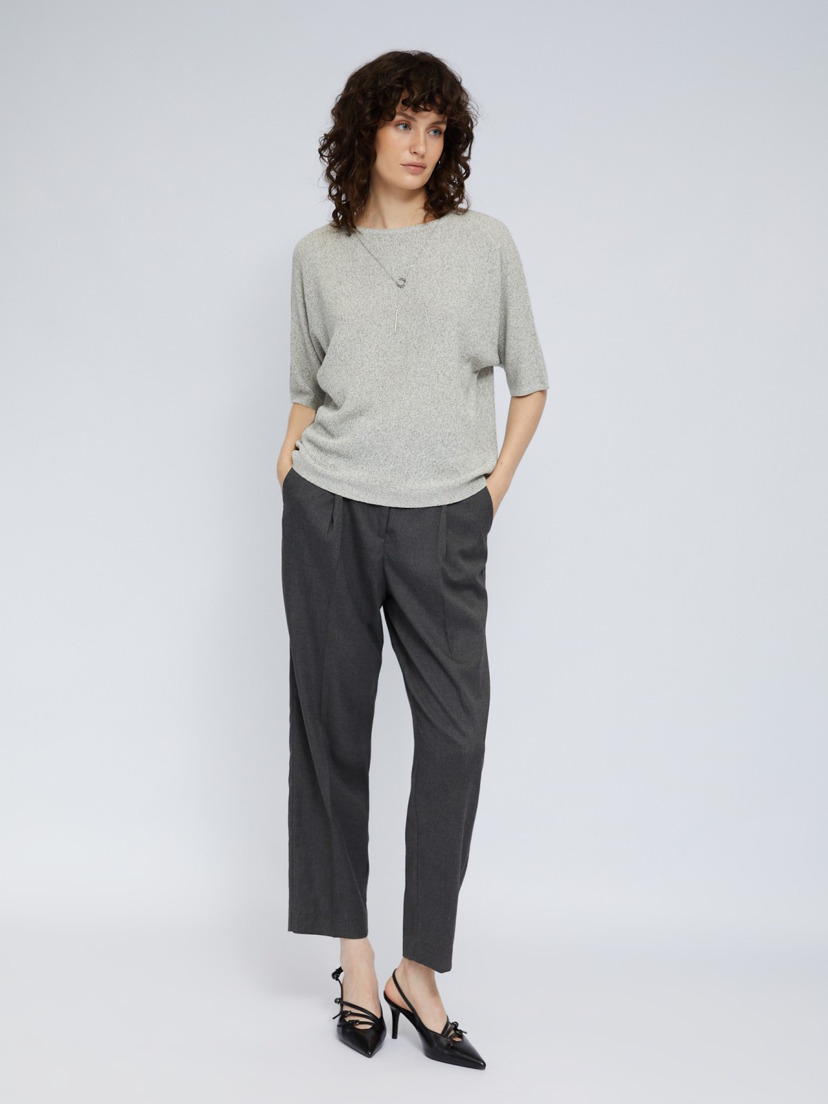 Блестящий джемпер с люрексом и декоративной подвеской