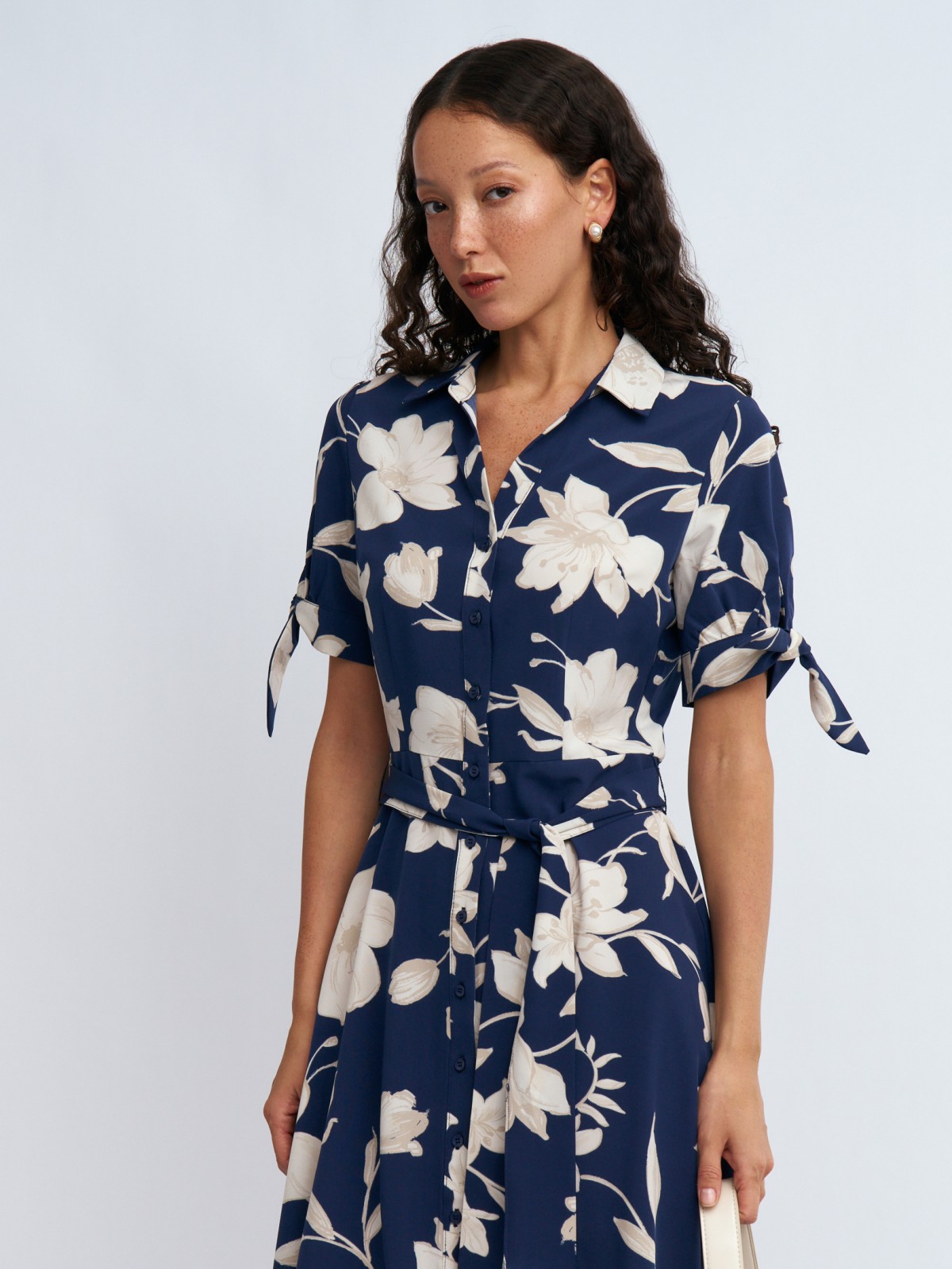 Платье-рубашка длины миди с поясом и принтом