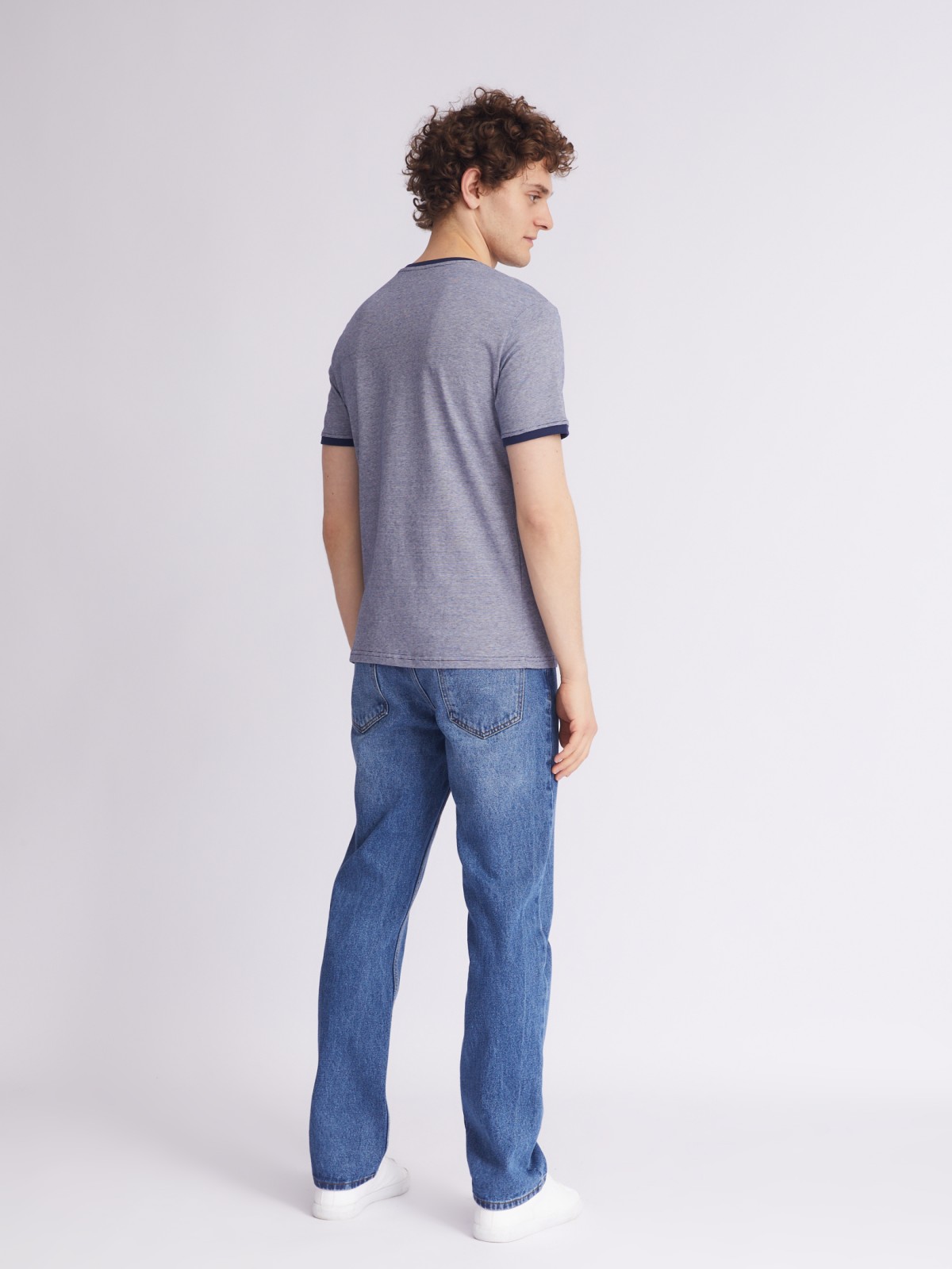 Футболка в полоску с треугольным вырезом