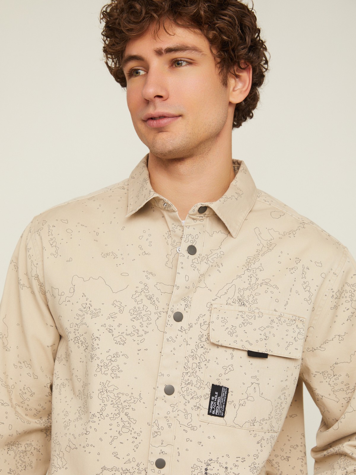 Куртка-рубашка из хлопка с принтом и длинным рукавом zolla 014212106043, цвет бежевый, размер L - фото 4