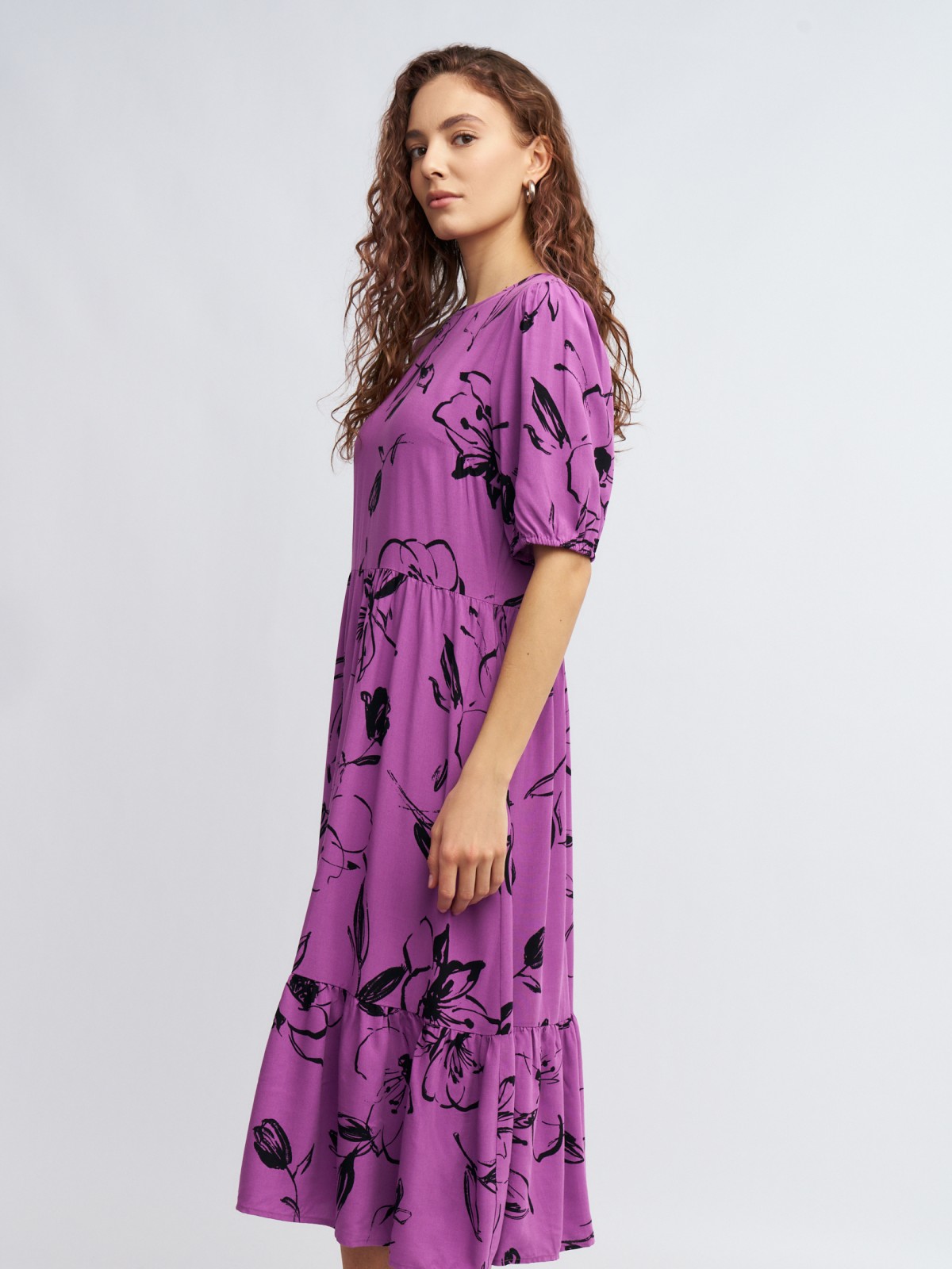 Ярусное платье миди с цветочным принтом