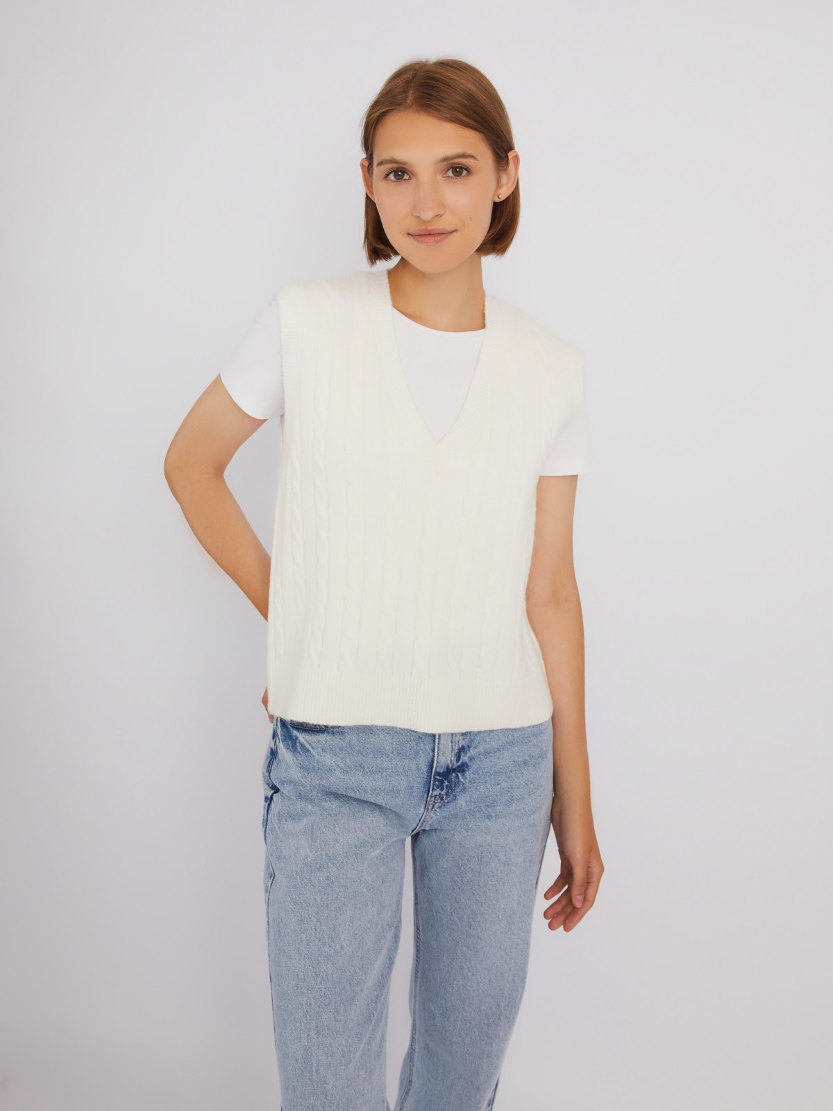 Вязаный жилет без рукавов с фактурным узором с косами