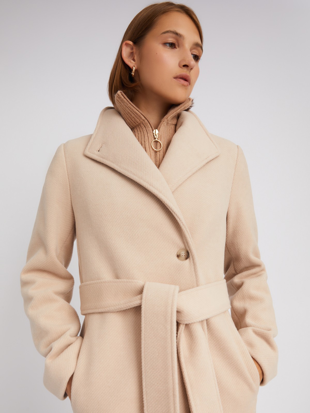 Длинное пальто без утеплителя на пуговицах с воротником на запах и поясом