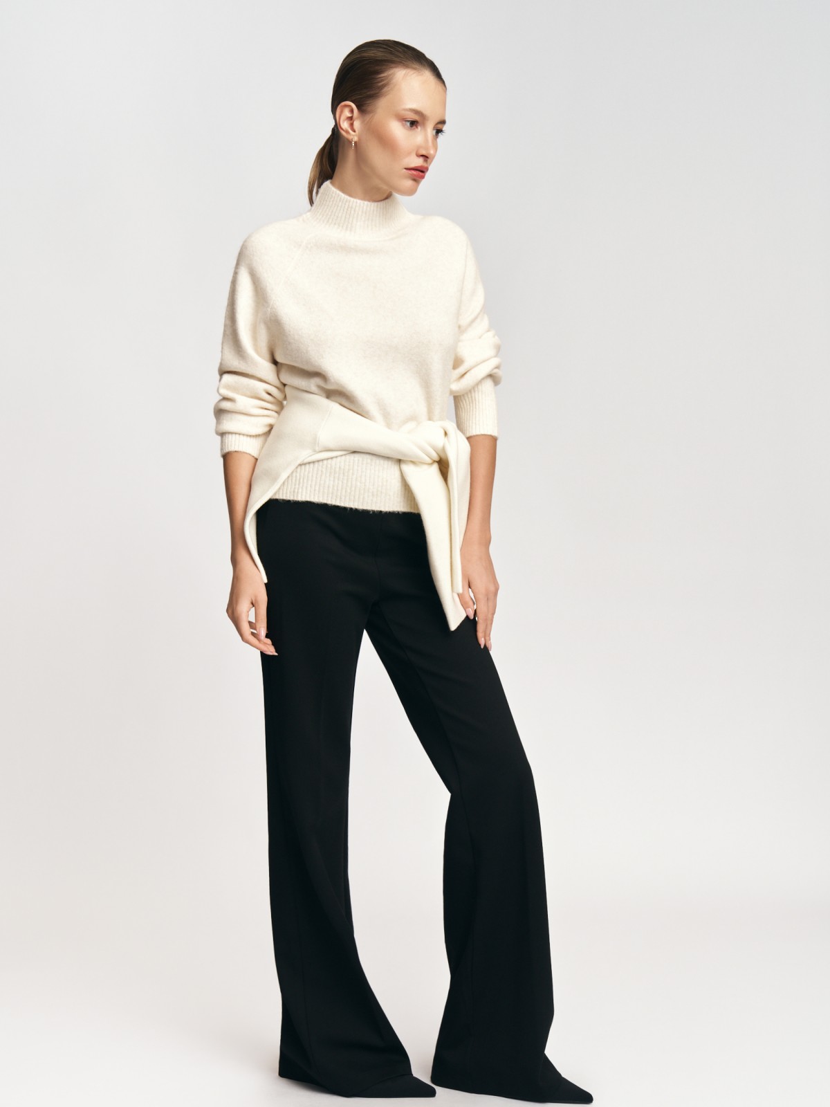 Вязаный свитер с воротником-стойкой