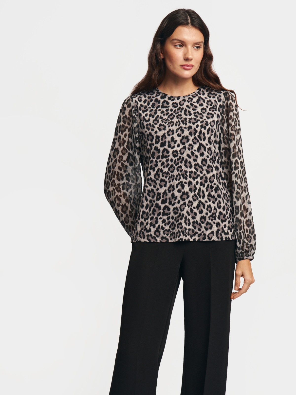 Леопардовая блузка с акцентом на рукавах