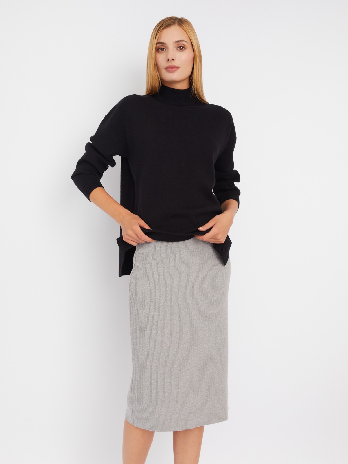 Трикотажная юбка-карандаш длины миди на резинке с разрезом