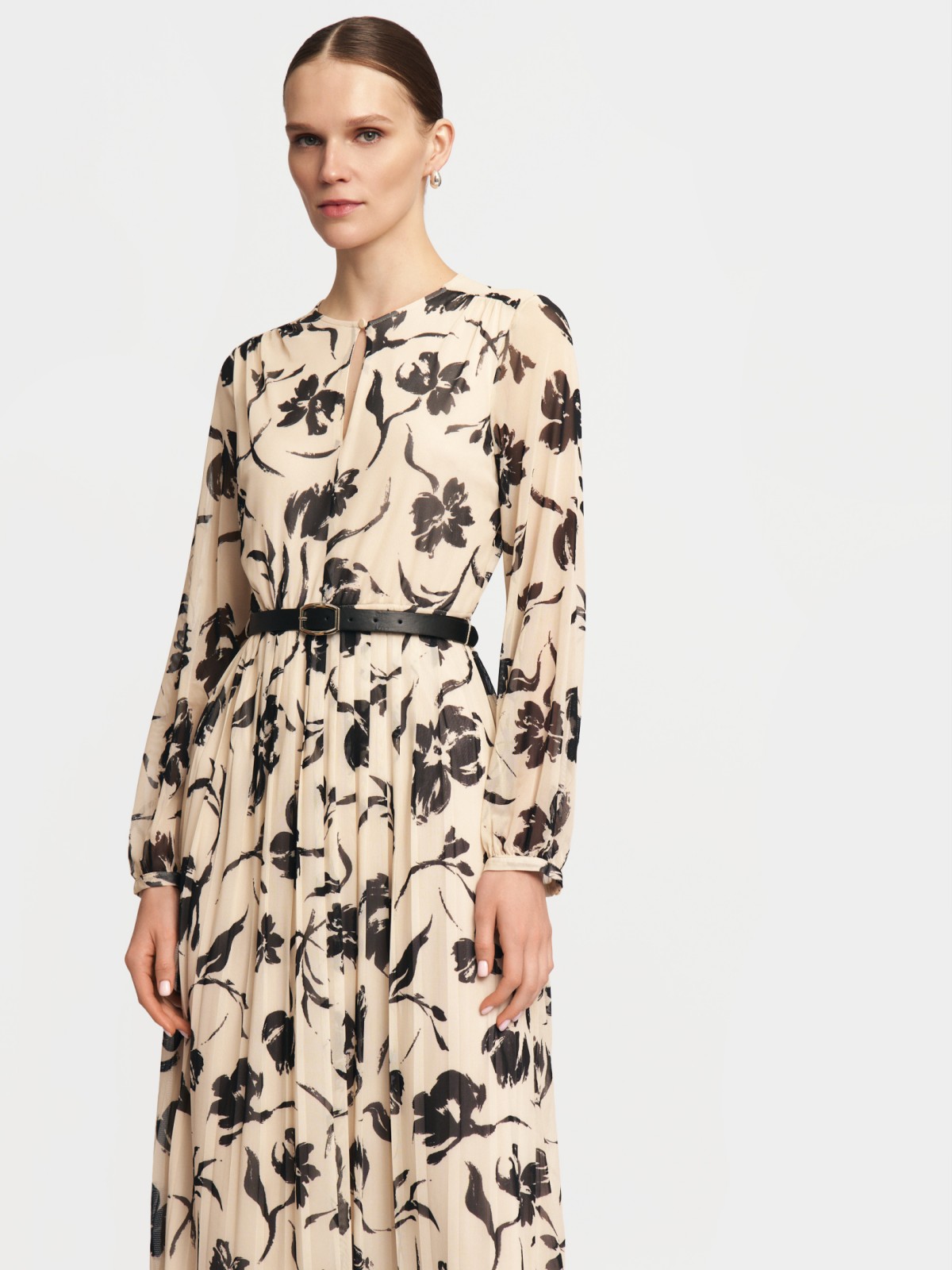 Платье миди с плиссировкой и ремнём