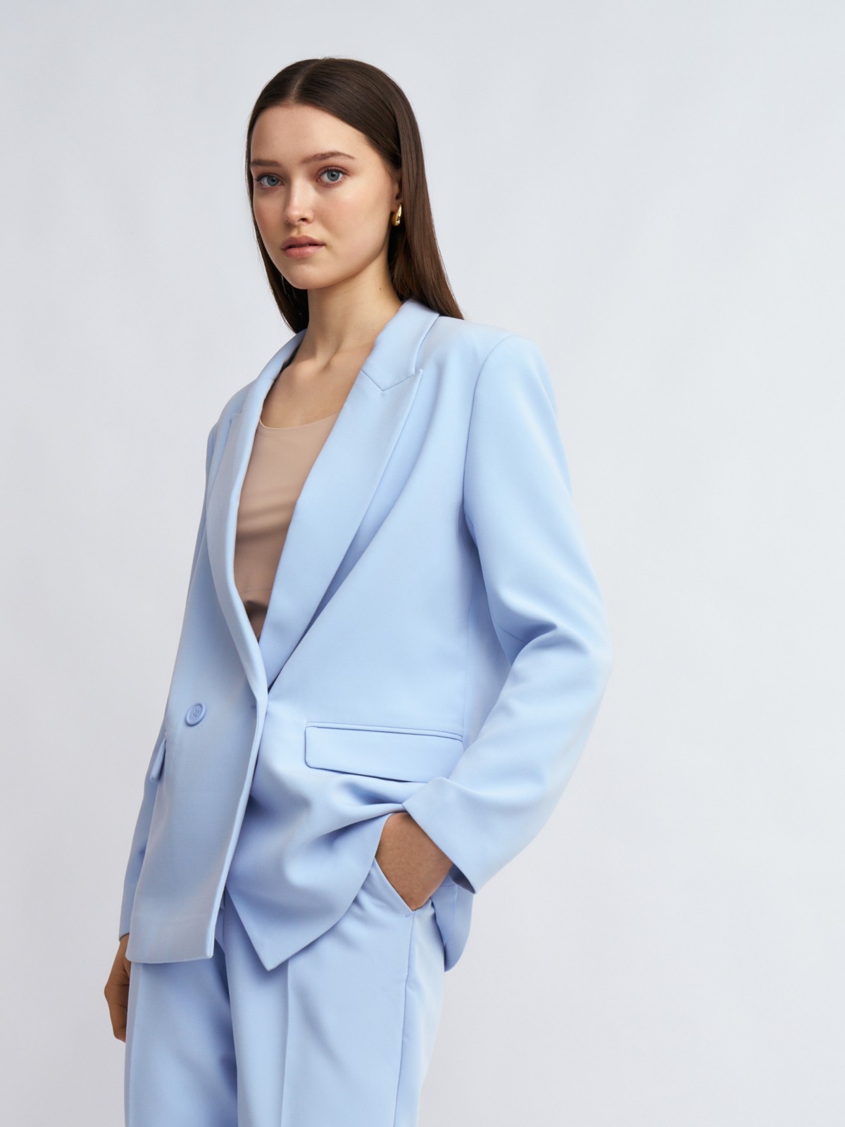 Двубортный жакет прямого силуэта на пуговицах