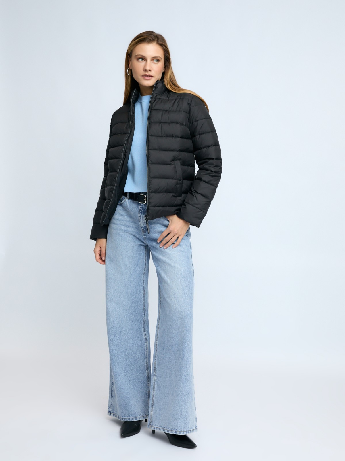 Утеплённая короткая куртка на молнии с воротником