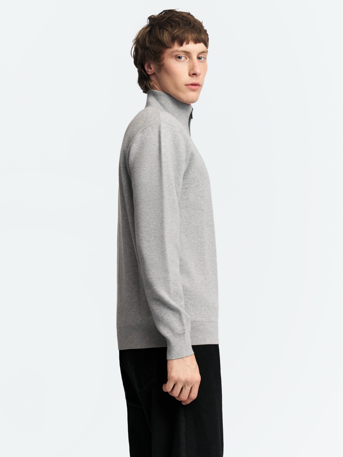 Тонкий трикотажный свитер с горлом на молнии