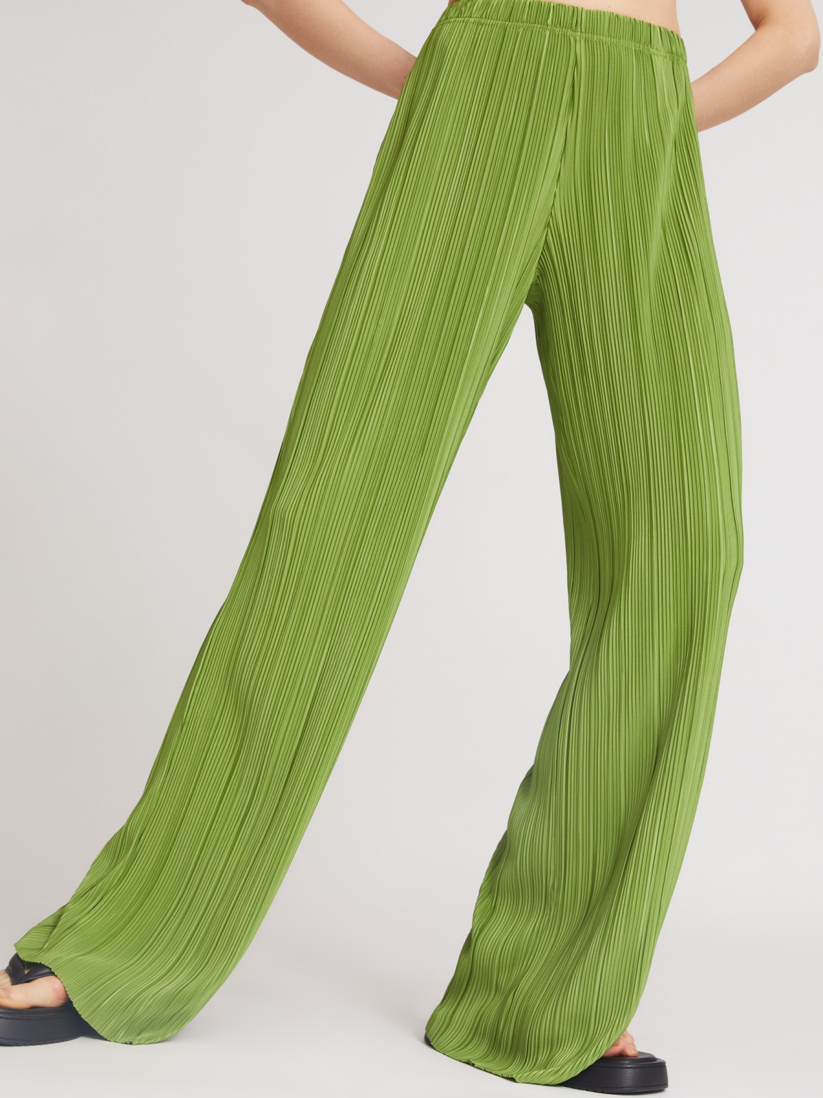 Брюки на резинке из фактурной ткани