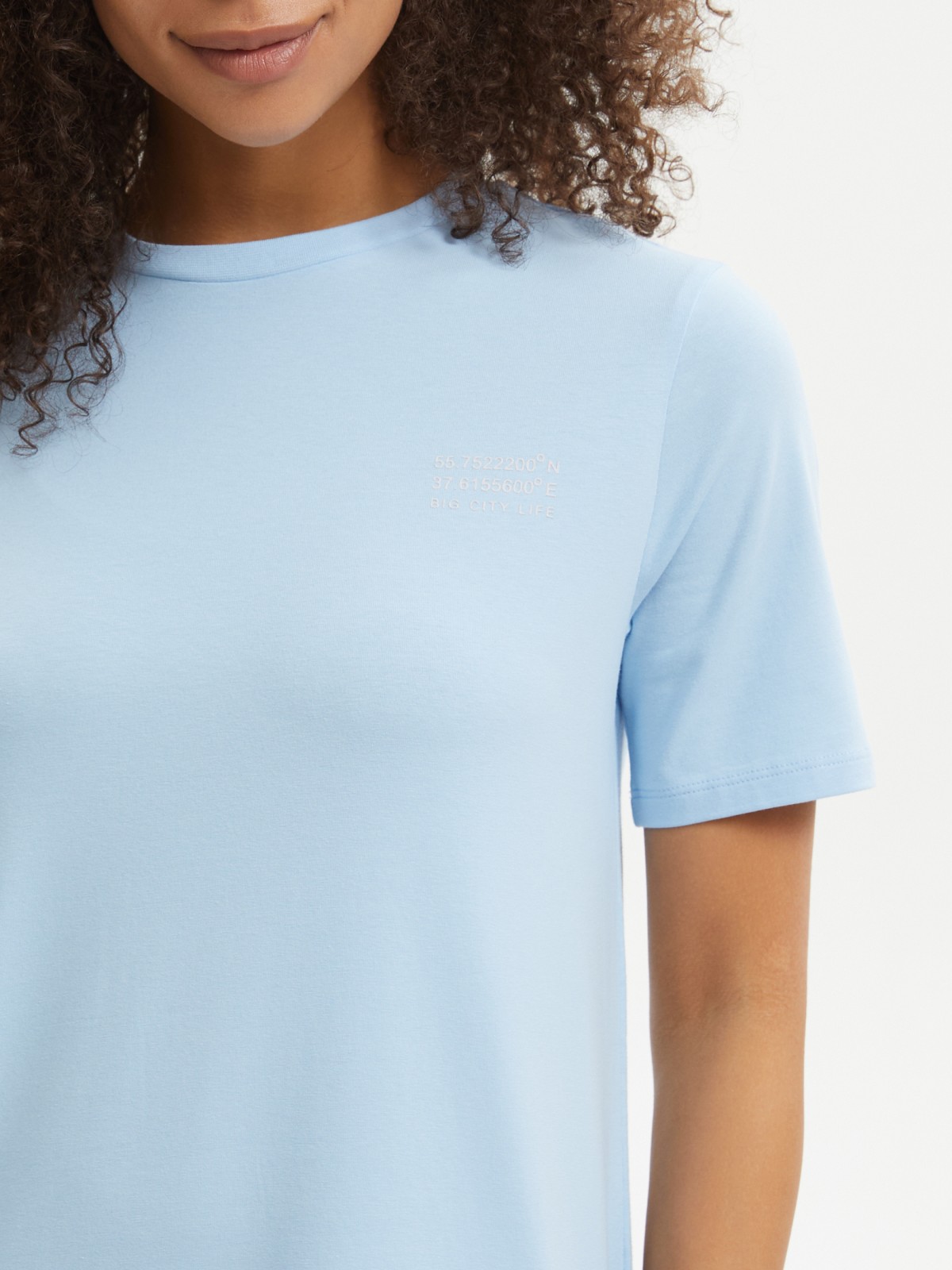 Платье-футболка мини из хлопка с коротким рукавом